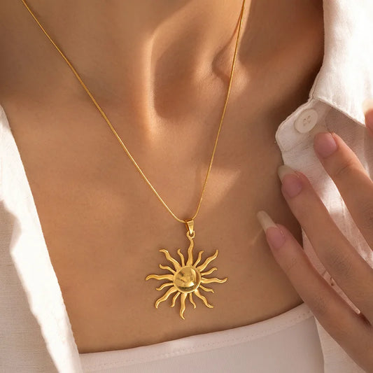 Collier Soleil Doré en Acier Inoxydable 316L – Élégance moderne